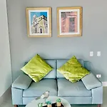Apartamento De Tres Habitaciones Frente Al Mar