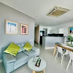 Apartamento de tres habitaciones frente al mar